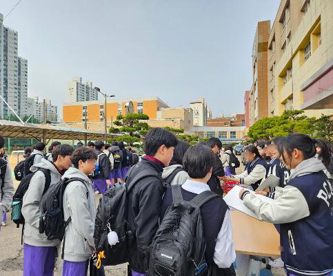평촌중학교 학생자치회가 펼치는 등교맞이 프로그램 “친해지길 바라” 운영