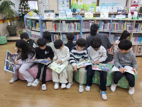 인덕원초등학교 '책으로 여는 소원' 크리스마스 도서관 행사 운영 